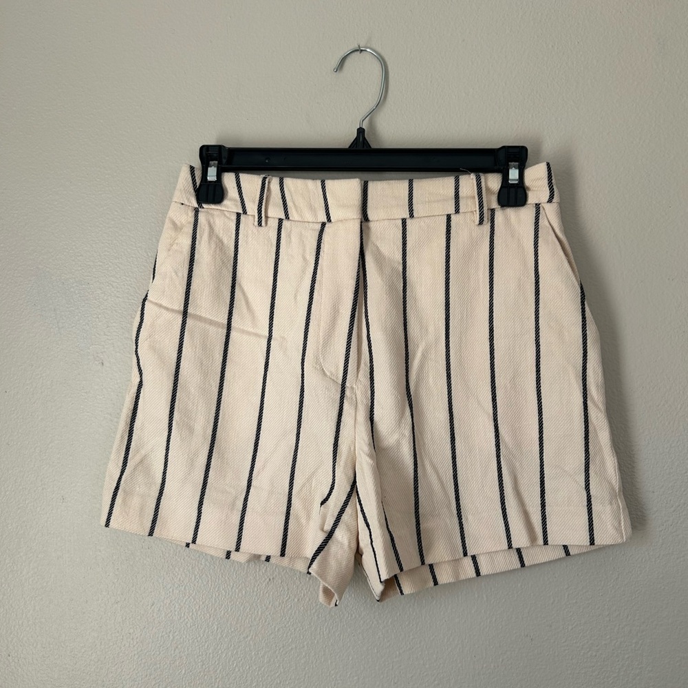 Express Cream Shorts with Black Vertical Stripes